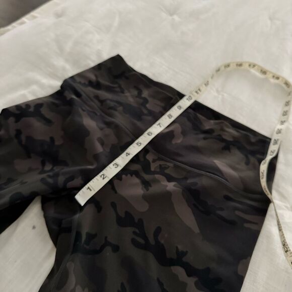 Zyia Active Women’s 6-8 Black Camo Cropped Leggings - Picture 3 of 8